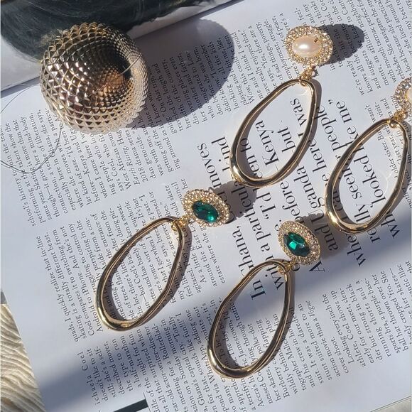 🆕️Holiday Collection// Statement earrings - Picture 1 of 3